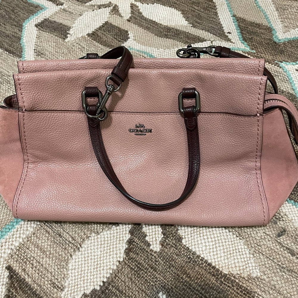 I’m selling a beautiful coach bag/matching wallet